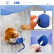 Katze spielt mit einem blauen USB-wiederaufladbaren Tierspielzeugball, zeigt USB-Ladeanschluss und Kabelverbindung.