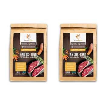 Zwei Tüten Wildfang Angus Rindfleisch-Hundefutter, mit Bildern von rohem Rindfleisch, Süßkartoffeln und Karotten, beschriftet mit "ANGUS-RIND mit Süßkartoffel & Karotte."