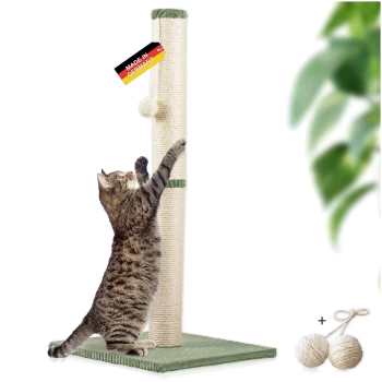 Getigerte Katze kratzt an einem hohen beigen Sisal-Kratzbaum mit grünem Sockel, Etikett mit "Made in Germany", zwei Seilbälle daneben.