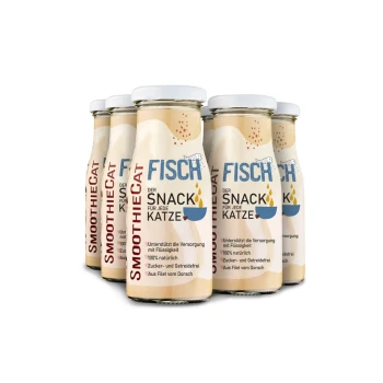 Sechs Glasflaschen mit "SmoothieCat" Fischsnacks für Katzen, mit Etiketten in deutscher Sprache, die über Unterstützung der Hydration und natürliche Zutaten informieren.