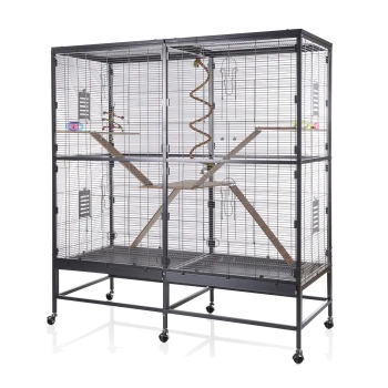 Großer Metallvogelkäfig mit mehreren Ebenen, Holzstangen und bunten Spielzeugen, mit einem rollbaren Fuß für einfache Bewegung.