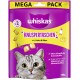 Die Verpackung von Whiskas Knuspertaschen zeigt das Gesicht einer grauen Katze und hebt den Geschmack von Huhn und Käse hervor, 180g, und keine künstlichen Aromen.