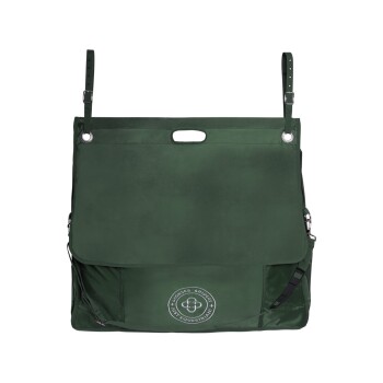 Grüne Reitertasche mit verstellbaren Riemen, ausgestattet mit einer Fronttasche und einem runden Logo, das "Horses & Riders Just Equestrian" liest.