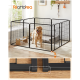 Ein Golden Retriever steht in einem schwarzen Metall-Haustierspielbereich mit einem weichen grauen Bett, in einem hellen Raum mit Pflanzen und Haustierzubehör.