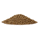 Ein Haufen trockener Tierfutterkibbles, bestehend aus kleinen, runden, braunen Stücken, auf einem weißen Hintergrund.