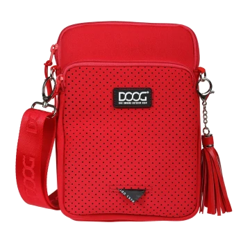 Rote Tragetasche für Haustiere mit durchlöchertem Design, mit abnehmbarem Tragegurt und Quaste, beschriftet mit "DOOG - Outdoor-Ausrüstung für Hundebesitzer."