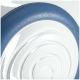 Nahaufnahme einer blauen und weißen Haustierfutterschüssel mit einem spiralförmigen Design auf der Oberfläche, vor einem schlichten Hintergrund.