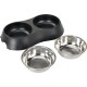 Zwarte dubbele houder voor hondenvoer met twee glanzende roestvrijstalen kommen ernaast.