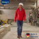 Eine Person in einer roten Jacke und einem Schutzhelm geht durch ein Industriegebiet mit Maschinen. Das Logo von 'Biokat's' und 'Made in Germany' sind sichtbar.