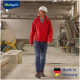 Osoba w czerwonej kurtce i kasku przechodzi przez obszar przemysłowy z maszynami. Widoczne logo "Biokat's" i "Made in Germany".