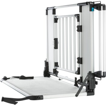 Faltbares Aluminium-Tiergitter mit schwarzen Kunststoffscharnieren und Riemen, teilweise geöffnet auf weißem Hintergrund.