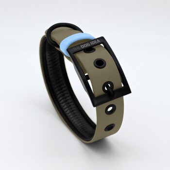 Ein stilvolles Hundehalsband in olivgrün mit einer schwarzen Schnalle und einem blauen Akzent, mit dem Text "THE DOG IDEA."