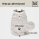 Beige wasserdichte Hundejacke mit hohem Kragen, Fronttasche und Reißverschluss. Text: "Wasserabweisend" und "Mehr Komfort durch wasserabweisendes Material."