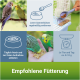 Zwei Wellensittiche auf einem Ast mit Fütterungshinweisen: Entfernen Sie die Samenschalen, täglich frisch anbieten, 8-10g pro Vogel. Grüner Farbverlauf im Hintergrund.