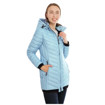 Eine Frau in einer hellblauen Daunenjacke mit Kapuze, die mit einer Hand auf ihrer Hüfte steht und die andere ihren Kragen berührt.