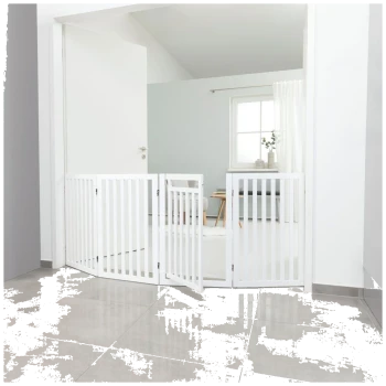 Weißes Haustiergitter mit lamellenartigem Design, teilweise geöffnet, führt zu einem hellen Raum mit einem Stuhl und einem Fenster.