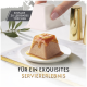 Hand hebt weißen Deckel und enthüllt eine mit Sauce überzogene pyramidale Portion Tiernahrung auf einem Teller; sichtbarer Text: 'EINFACH ZU LEERENDES TÖPCHEN', 'SERVIERERLEBNIS'.