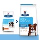 Die Verpackung des Hill's Prescription Diet Derm Defense Hundefutters zeigt zwei Beutel: einen für die Hautpflege mit Huhn und einen für Umweltempfindlichkeiten.