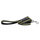 Eine schwarz-gelb gestreifte Hundeleine mit einem Metallclip, die ein DOOG-Logo am Griff trägt.