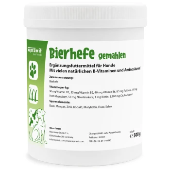 Weiße Dose mit Aufschrift 'Supravit Bierhefe gemahlen' 500 g, grün-gelbes Ergänzungsfuttermittel-Etikett mit Text 'Bierhefe fördert ein gesundes Fell' und 'für vitale und gesunde Tiere'.
