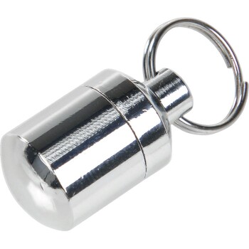 Un porte-étiquette d'identification pour animaux en métal argenté brillant avec un attachement de porte-clés, conçu pour maintenir en toute sécurité les étiquettes d'identification pour animaux.