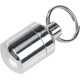 Un porte-étiquette d'identification pour animaux en métal argenté brillant avec un attachement de porte-clés, conçu pour maintenir en toute sécurité les étiquettes d'identification pour animaux.