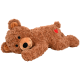 Un jouet en peluche en forme d'ours brun avec un visage souriant, allongé sur le ventre, comportant un cœur rouge sur le côté.