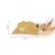 Ein kleines, gelbes Katzenspielzeug in Form einer Maus, etwa 8 cm breit und 4,5 cm hoch, mit einem Feder-Schwanz von etwa 7 cm Länge.