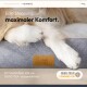 Nahaufnahme von Hundepfoten auf einem grauen, gesteppten Haustierbett mit der Aufschrift 'FREUDENTIER', mit Oeko-Tex-Zertifizierung und Text darüber.