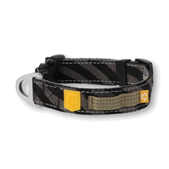 Schwarz-grauer gestreifter Hundehalsband mit einem silbernen D-Ring, gelbem Logo-Patch und einem reflektierenden Streifen.
