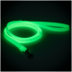 Eine leuchtend grüne Hundeleine, die auf einer dunklen Oberfläche aufgewickelt ist, mit einem Metallclip und einem kleinen Logo am Griff.
