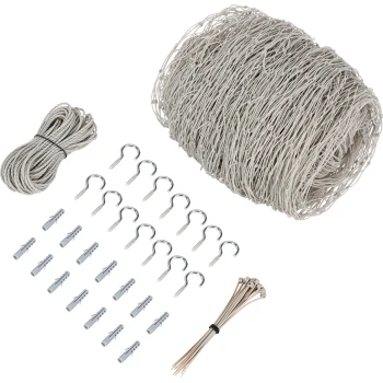 Een bundel beige touw, een kortere lengte van touw, verschillende zilveren haken en meerdere kleine plastic clips netjes gerangschikt op een zwarte achtergrond.