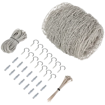Een bundel beige touw, een kortere lengte van touw, verschillende zilveren haken en meerdere kleine plastic clips netjes gerangschikt op een zwarte achtergrond.