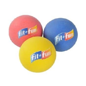 Trois balles en caoutchouc colorées en rouge, jaune et bleu, chacune portant le logo "fit+fun."