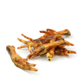 Ein Haufen Hundeleckerlis aus getrockneten Hühnerfüßen, die ihre knusprige Textur und natürliche Farbe vor einem weißen Hintergrund zeigen.