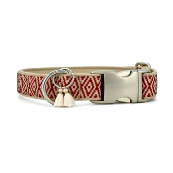 Stylische Tierhalsband mit einem rot-beigen geometrischen Muster, silberner Schnalle und dekorativen Quasten.