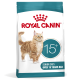 Nourriture Royal Canin pour chats seniors de plus de 15 ans, avec un chat tigré orange et texte "15+".