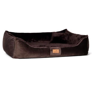 Braunes plüschiges Haustierbett mit erhöhten Rändern und einem Lederschild mit der Aufschrift "tierlando."