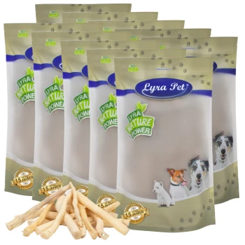 Ochsenschwanz weiß Eine Sammlung von Lyra Pet natürlichen Hundeleckerlis in mehreren Tüten, mit einem Haufen Kausticks davor.
