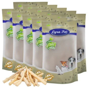 Eine Sammlung von Lyra Pet natürlichen Hundeleckerlis in mehreren Tüten, mit einem Haufen Kausticks davor.