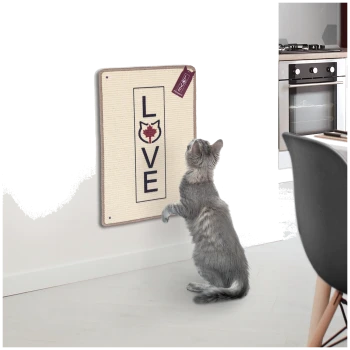 Eine graue Katze steht auf ihren Hinterbeinen und greift nach einem wandmontierten Kratzbrett, das "LOVE" mit einem Katzenlogo darüber zeigt.
