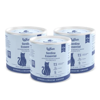 Drei Dosen KatKare Sardine Essential hypoallergene Katzensnacks mit einer blauen Katzenillustration und deutschem Text.