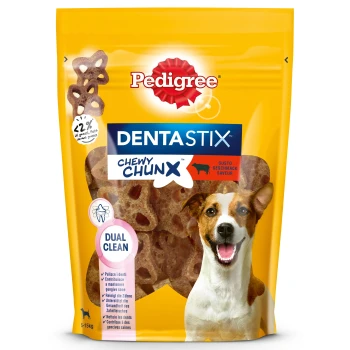 Pedigree DentaStix Chewy Chunks Hundeleckerlis in einer gelben Tüte, mit einem doppelten Reinigungsanspruch und geeignet für Hunde mit einem Gewicht von 5-15 kg.