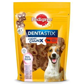 Pedigree DentaStix Chewy Chunks Hundeleckerlis in einer gelben Tüte, mit einem doppelten Reinigungsanspruch und geeignet für Hunde mit einem Gewicht von 5-15 kg.