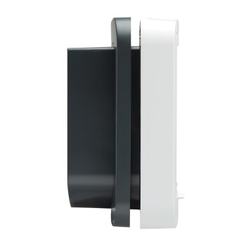 Widok z boku podwójnego poidła dla zwierząt, z eleganckim czarno-białym wzornictwem, ukazującym nowoczesną estetykę.