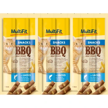 Drei Pakete MultiFit BBQ Meat Sticks für Katzen, mit einer orangefarbenen Tabby und Etiketten, die "95% Fleisch" und "Ohne Zusatz von Zucker" angeben.