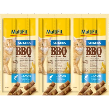 Drei Pakete MultiFit BBQ Meat Sticks für Katzen, mit einer orangefarbenen Tabby und Etiketten, die "95% Fleisch" und "Ohne Zusatz von Zucker" angeben.