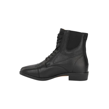Schwarze Leder-Ankle-Boots mit strukturiertem Finish, mit Schnürsenkeln und elastischen Seitenpaneelen, von der Seite präsentiert.