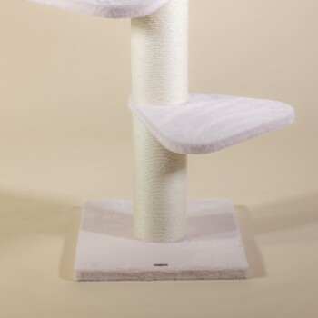 Ein weicher, plüschiger Kratzbaum für Katzen mit einem hohen, strukturierten Kratzpfosten und zwei gemütlichen Plattformen zum Ausruhen, vor einem neutralen Hintergrund.