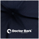 Nahaufnahme eines dunkelblauen Stoffes mit einem zentralen Knopf, mit dem Logo "Doctor Bark" und dem Text "MADE IN GERMANY."